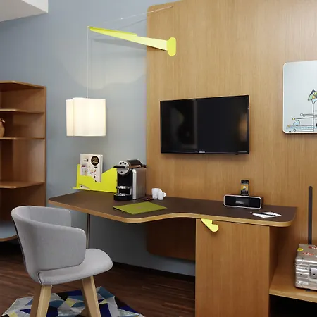 25 أورز وست فندق